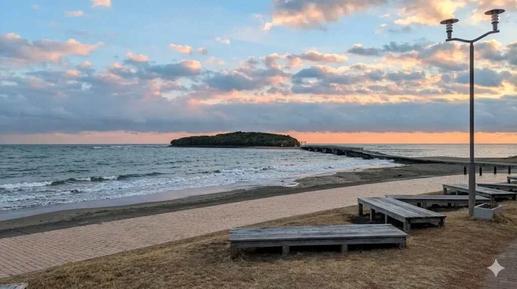 青島は島を囲む奇岩「鬼の洗濯板」と、縁結びで有名な「青島神社」が代表的な観光名所